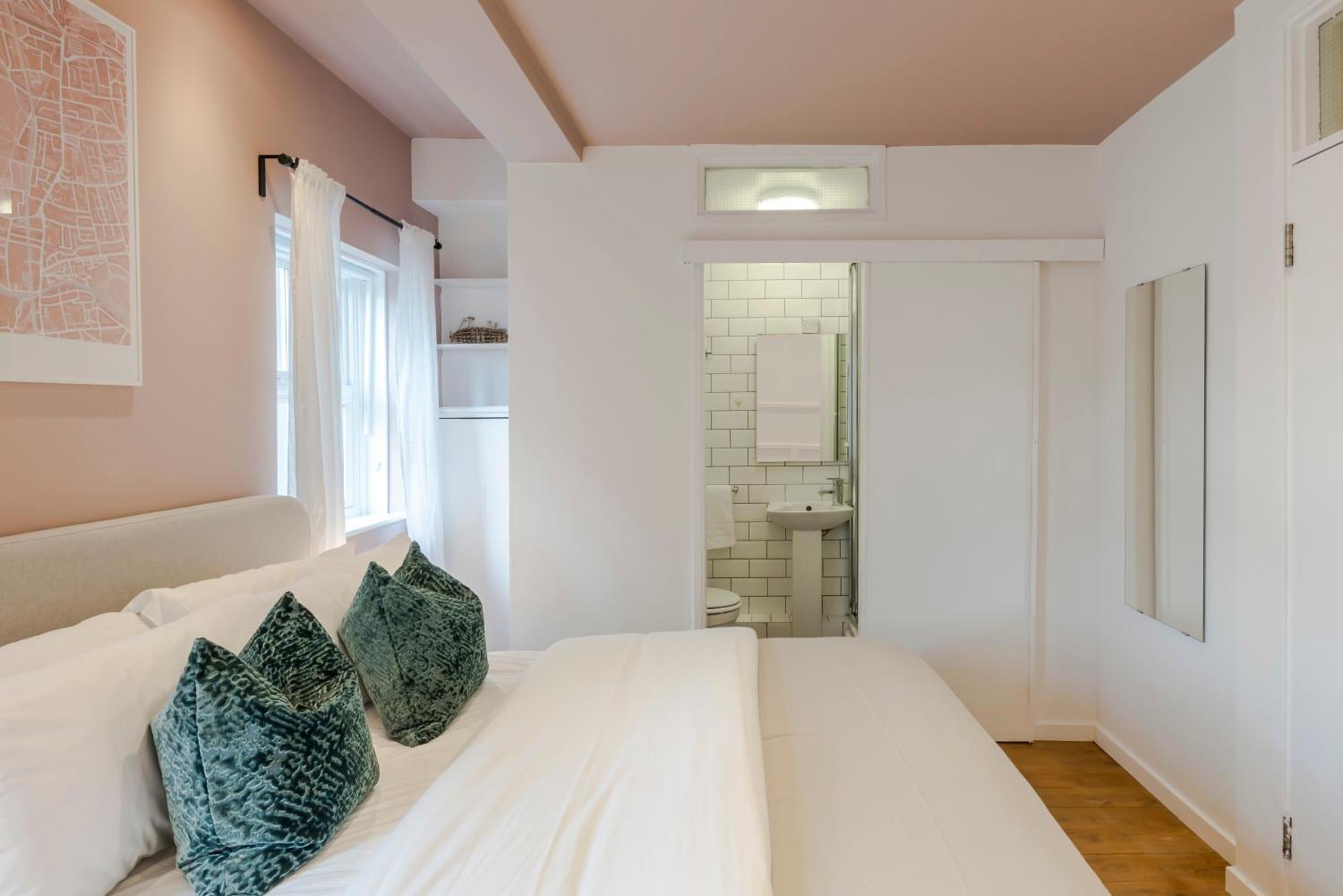 Bijou Flat On Broadway Market Лондон Экстерьер фото